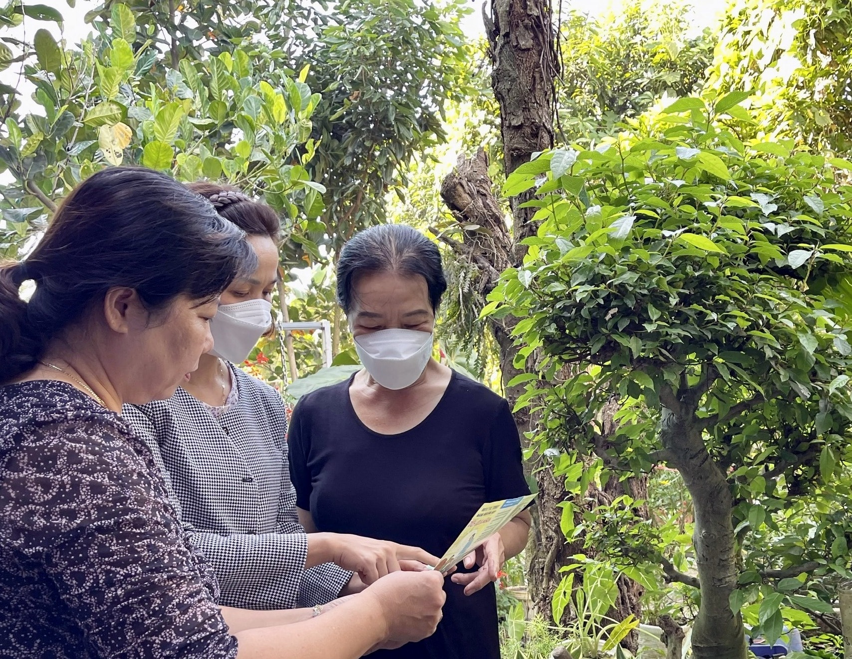 Nhân viên y tế đến thăm hộ gia đình tuyên truyền hướng dẫn phòng các bệnh truyền nhiễm