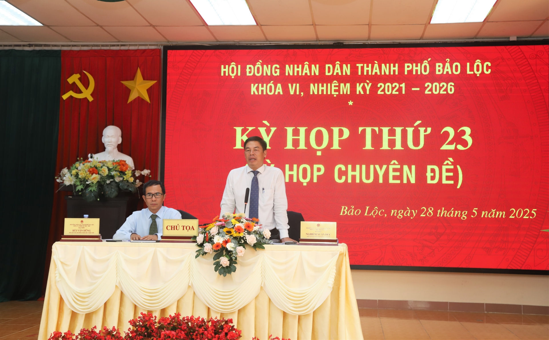 Các đồng chí Chủ tọa điều hành Kỳ họp