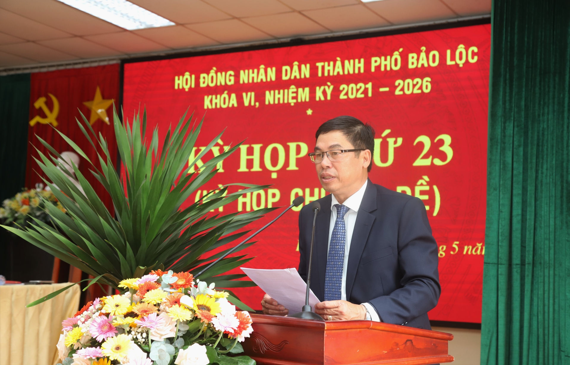 Đồng chí Nghiêm Xuân Đức - Phó Bí thư Thường trực Thành ủy, Chủ tịch HĐND TP Bảo Lộc phát biểu tại Kỳ họp
