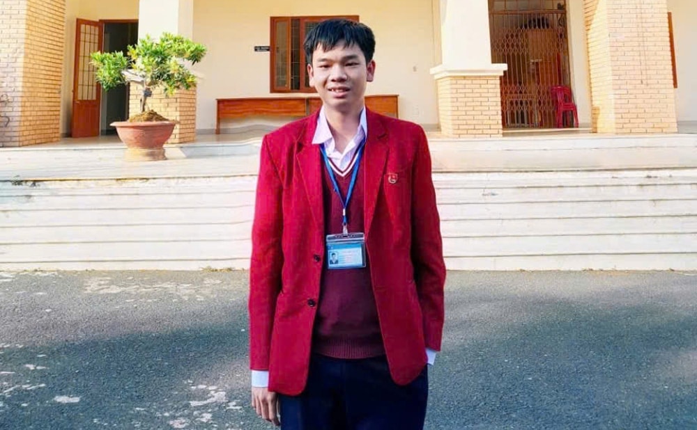 Học sinh Đặng Huy Hậu - lớp 10 Tin của Trường THPT Chuyên Thăng Long là học sinh thứ 2 của Lâm Đồng tham dự Đội tuyển Olympic quốc gia tham dự Kỳ thi Olympic quốc tế.