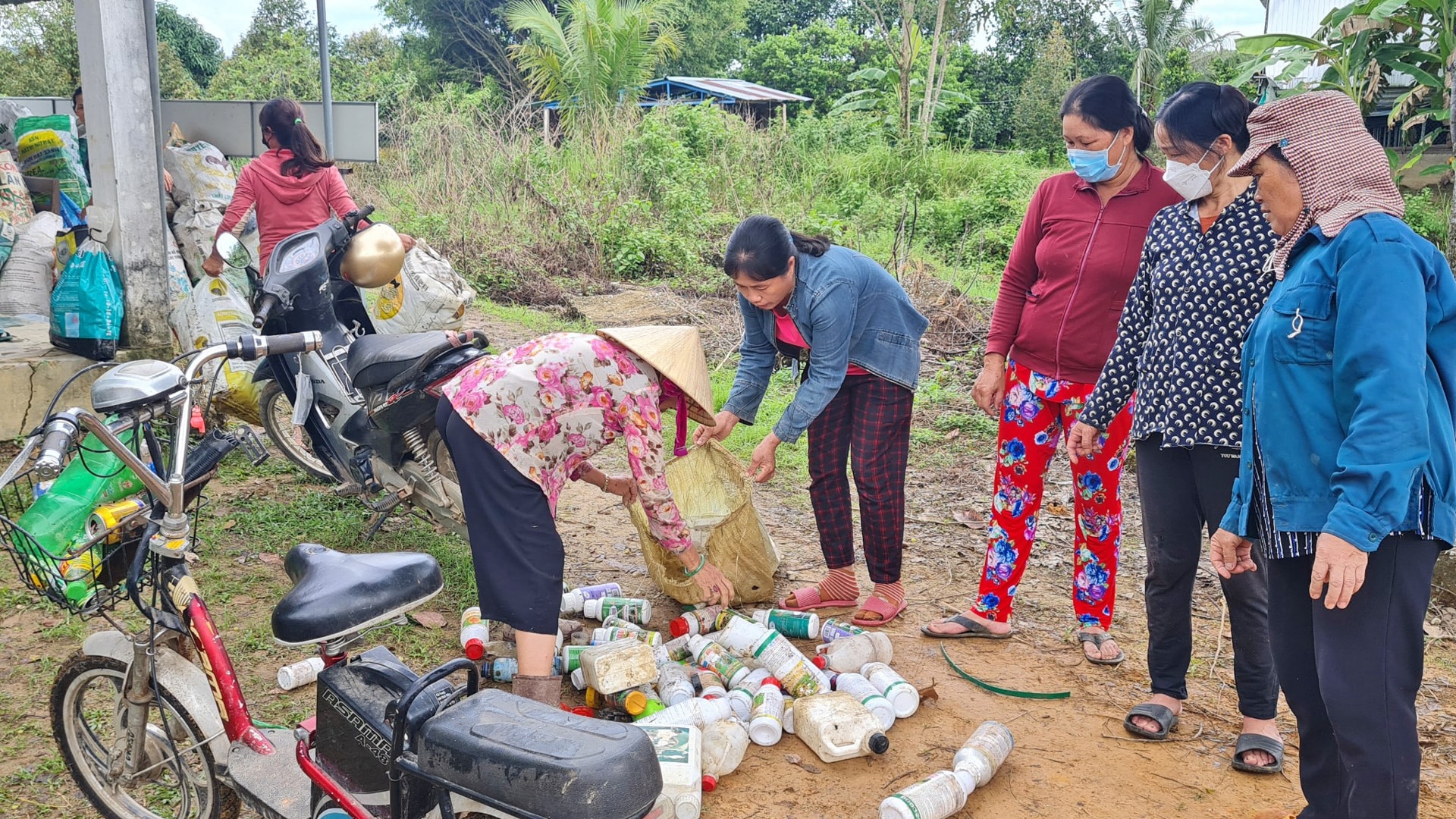 Người dân Đạ Huoai đổi rác thải bằng nhựa có thể tái chế để lấy quà tặng