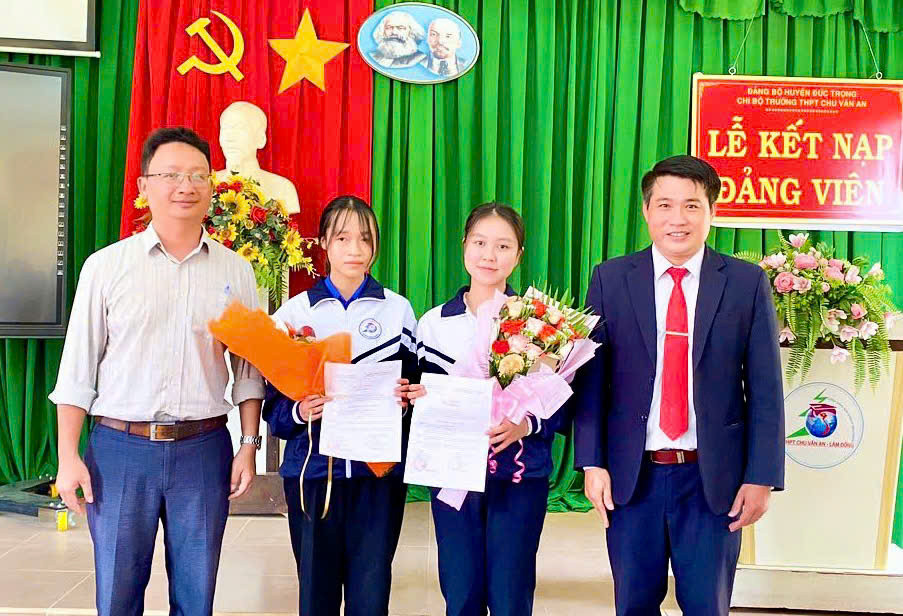 Trường học ở Lâm Đồng tổ chức Lễ kết nạp Đảng cho học sinh