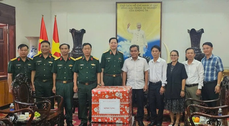 Bí thư Tỉnh ủy Gia Lai Hồ Văn Niên và Trung tướng Đào Tuấn Anh-Tư lệnh Quân đoàn 34 cùng Đoàn công tác tại buổi tiếp.