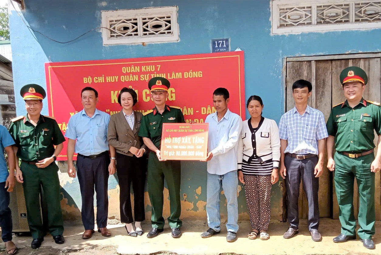 Bộ Chỉ huy Quân sự tỉnh Lâm Đồng trao tiền hỗ trợ xây nhà Tình nghĩa Quân - Dân cho gia đình bà Ka Dềm