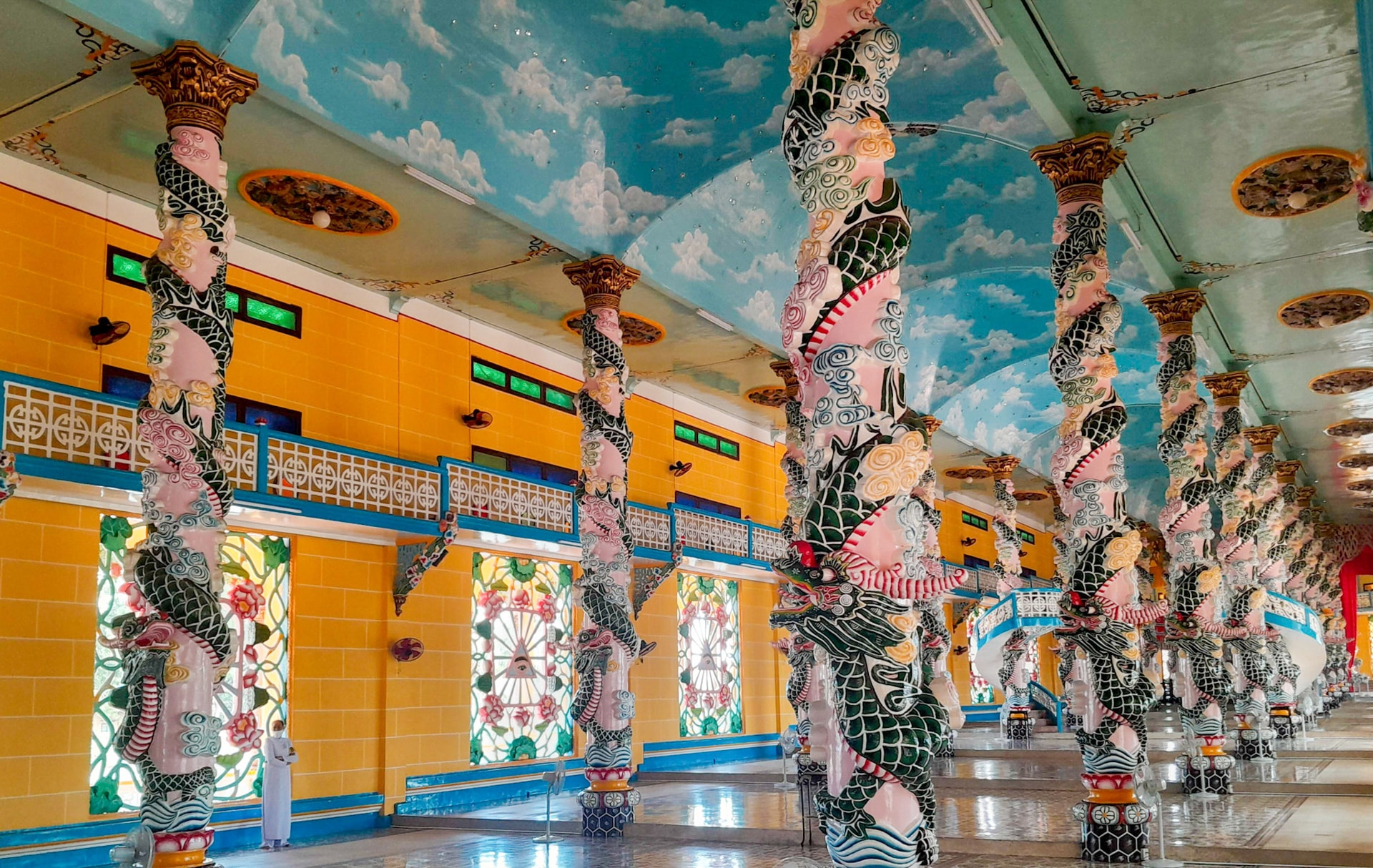 Trụ cột chống đỡ Tòa Thánh được gia cố bằng cây tầm vông và tre cùng bê tông, cốt thép, được đắp bằng những mảnh chén, dĩa sành vỡ