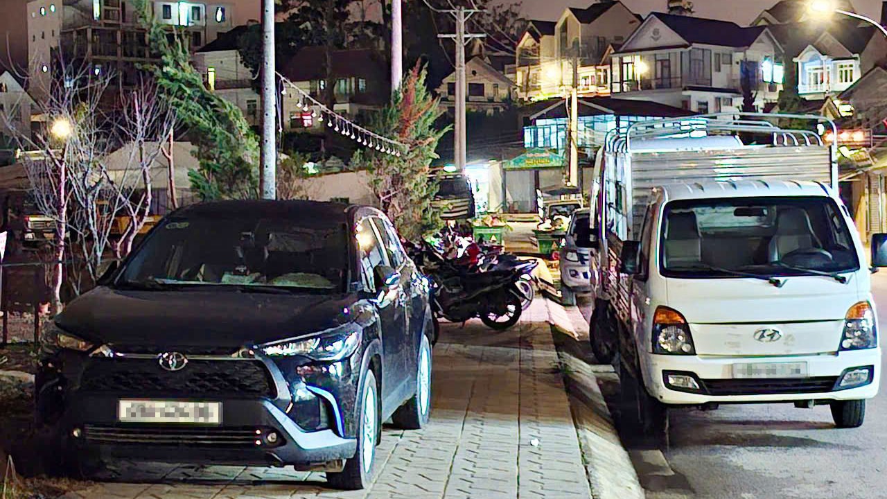 Xe ô tô đậu trên vỉa hè sai phép tại đường Mê Linh, Phường 9, TP Đà Lạt tối 26/5
