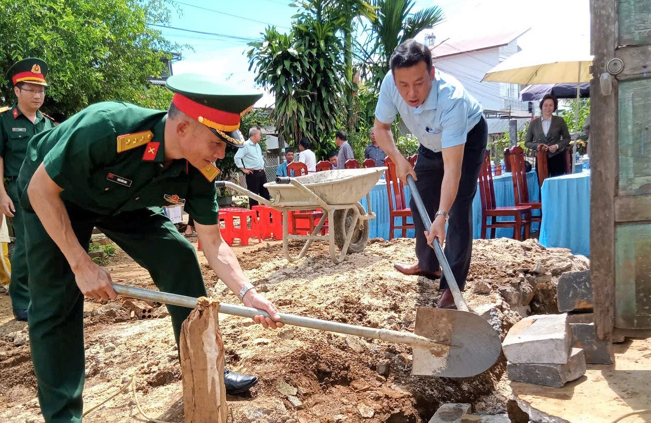 Lãnh đạo Bộ Chỉ huy Quân sự tỉnh Lâm Đồng và TP Bảo Lộc thực hiện nghi thức khởi công xây dựng nhà Tình nghĩa Quân - Dân