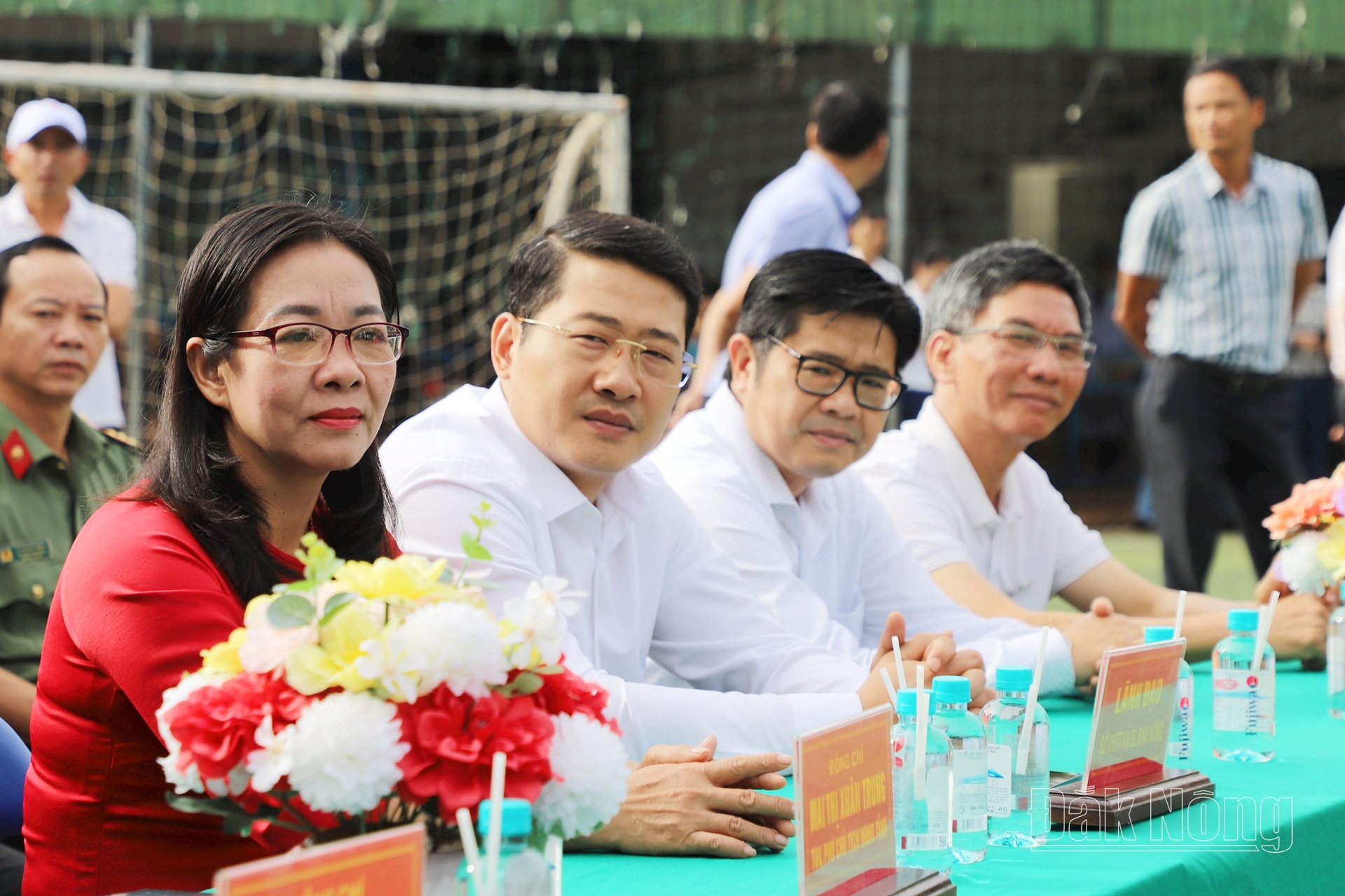 ผู้แทนเข้าร่วมพิธีเปิดการแข่งขันฟุตบอลเยาวชนอายุไม่เกิน 11 ปี ชิงถ้วยหนังสือพิมพ์ดั๊กนง