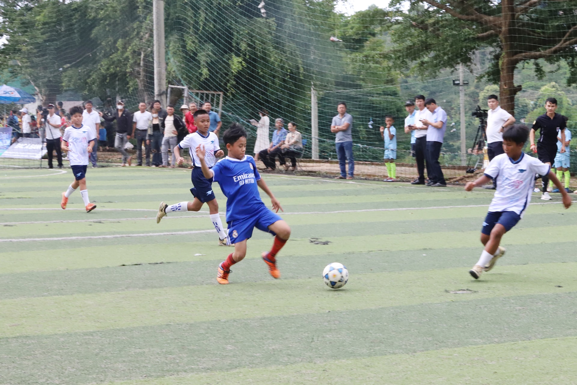 انتهز فريق U11 Tuy Duc الفرصة لشن هجوم مرتد، مما أدى إلى تضييق الفارق في الشوط الأول.