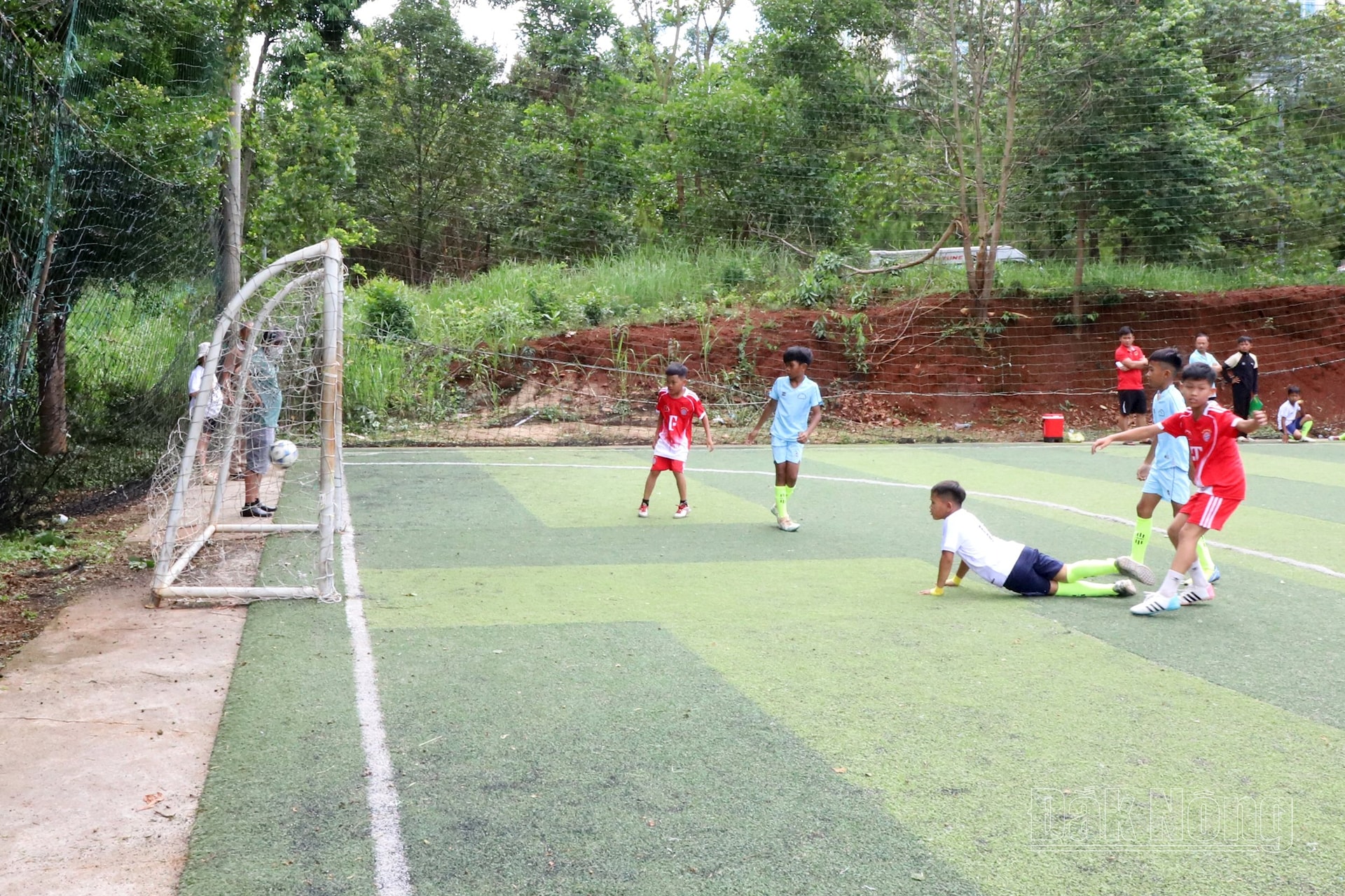 Đội U11 huyện Đắk Song liên tục bị dẫn trước trong suốt thời gian trận đấu