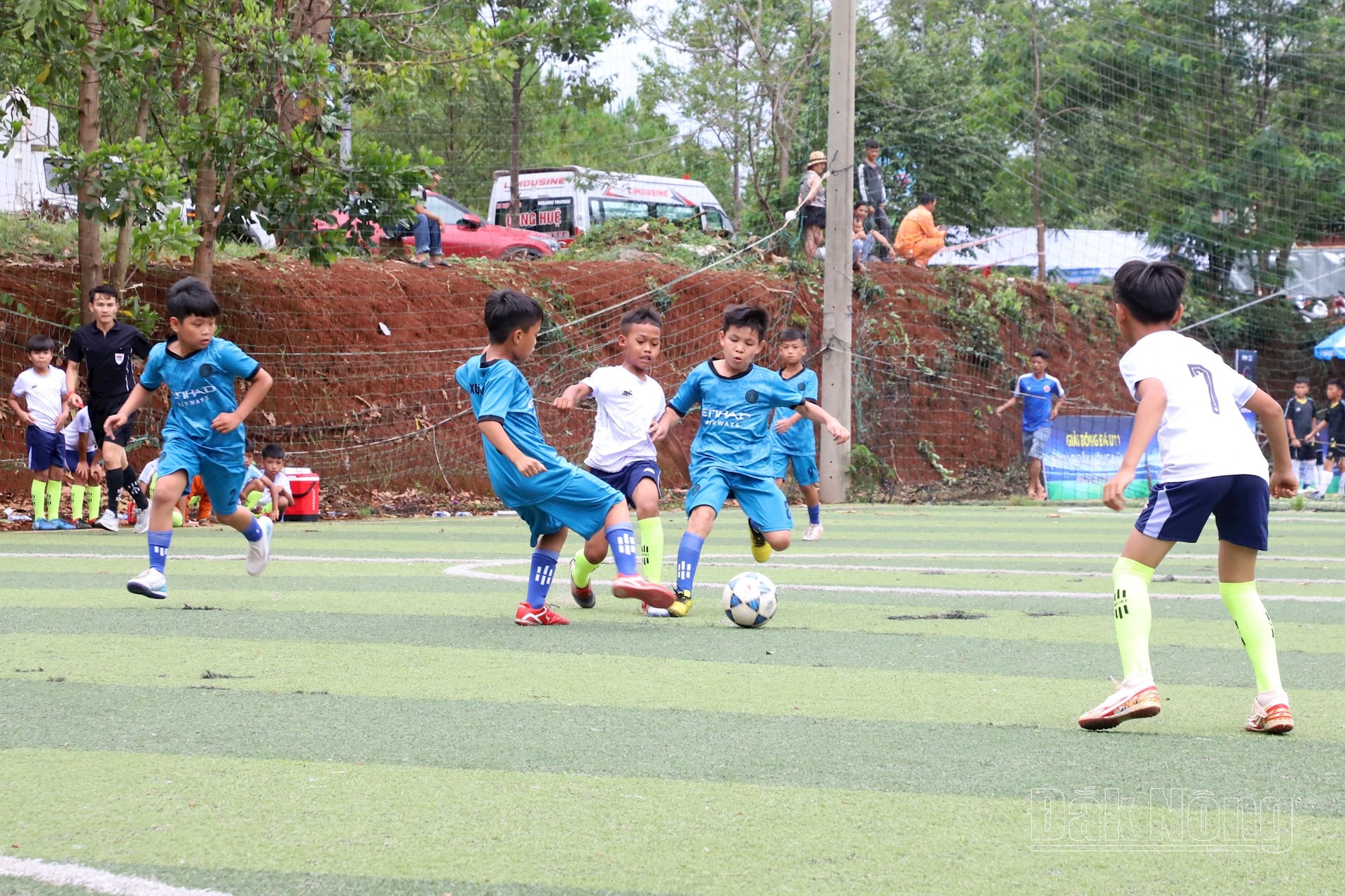 Các cầu thủ U11 Gia Nghĩa và U11 Đắk Song tranh chấp bóng ở khu vực giữa sân