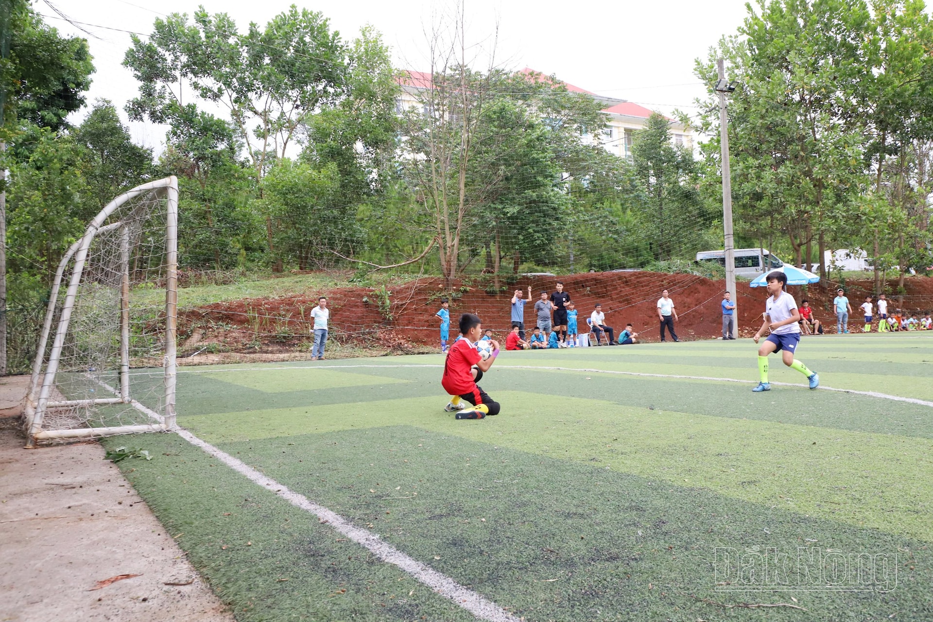 Thủ môn U11 Gia Nghĩa đã có màn thể hiện ấn tượng khi liên tục bắt trọn bóng của U11 Đắk Song