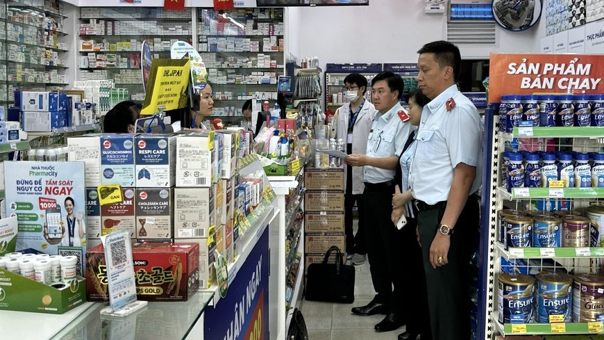 Thanh tra Sở Y tế kiểm tra một cửa hàng kinh doanh dược phẩm, thực phẩm bảo vệ sức khỏe