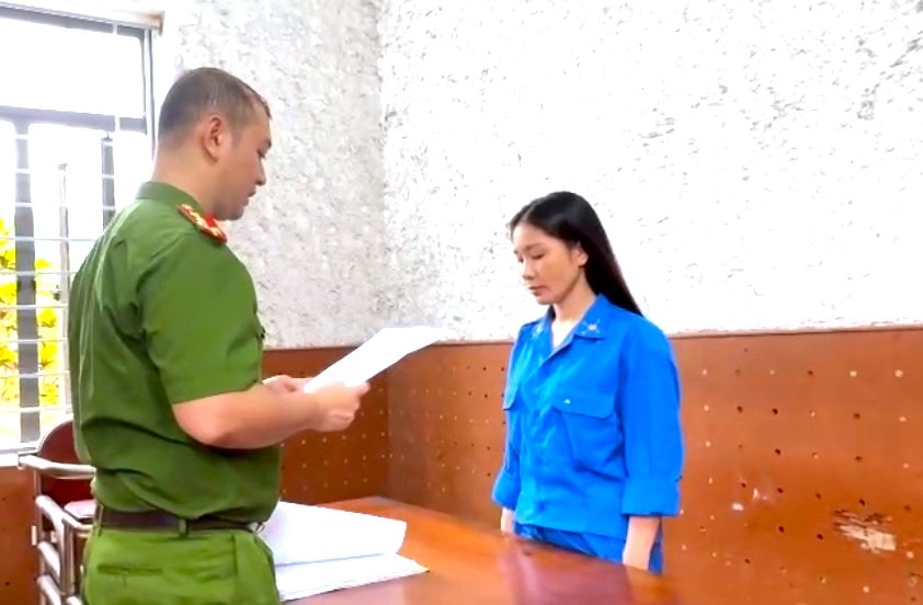 Cơ quan Công an tống đạt quyết định và lệnh đối với Phạm Thị Vân Anh.