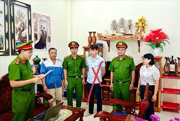 Cơ quan điều tra Cảnh sát điều tra Công an tỉnh Quảng Bình Tống đạt quyết định khởi tố, Lệnh bắt tạm giam đối với Lê Quang Hải (Chủ sở hữu Công ty Cổ phần IQ Group).