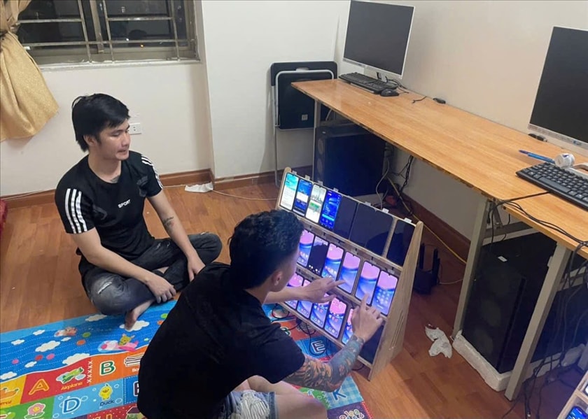 Các đối tượng và tang vật vụ án.