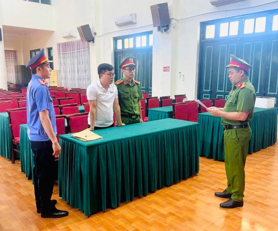 Cơ quan điều tra Cảnh sát điều tra Công an tỉnh Quảng Bình Tống đạt quyết định khởi tố, Lệnh bắt tạm giam đối với Nguyễn Như Thành (Thành viên góp vốn công ty Win Group).