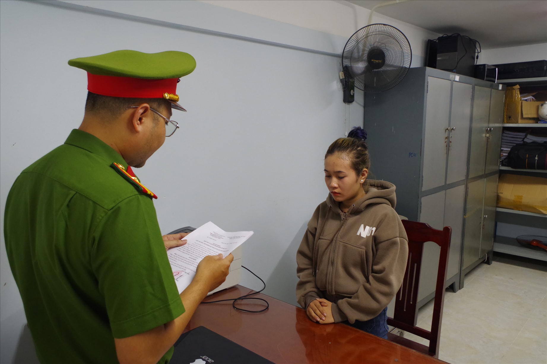 Cơ quan Cảnh sát điều tra (Phòng Cảnh sát hình sự) Công an tỉnh Ninh Thuận tống đạt Quyết định khởi tố bị can, thi hành lệnh cấm đi khỏi nơi cư trú, cấm xuất cảnh đối với Nguyễn Thị Ngà.