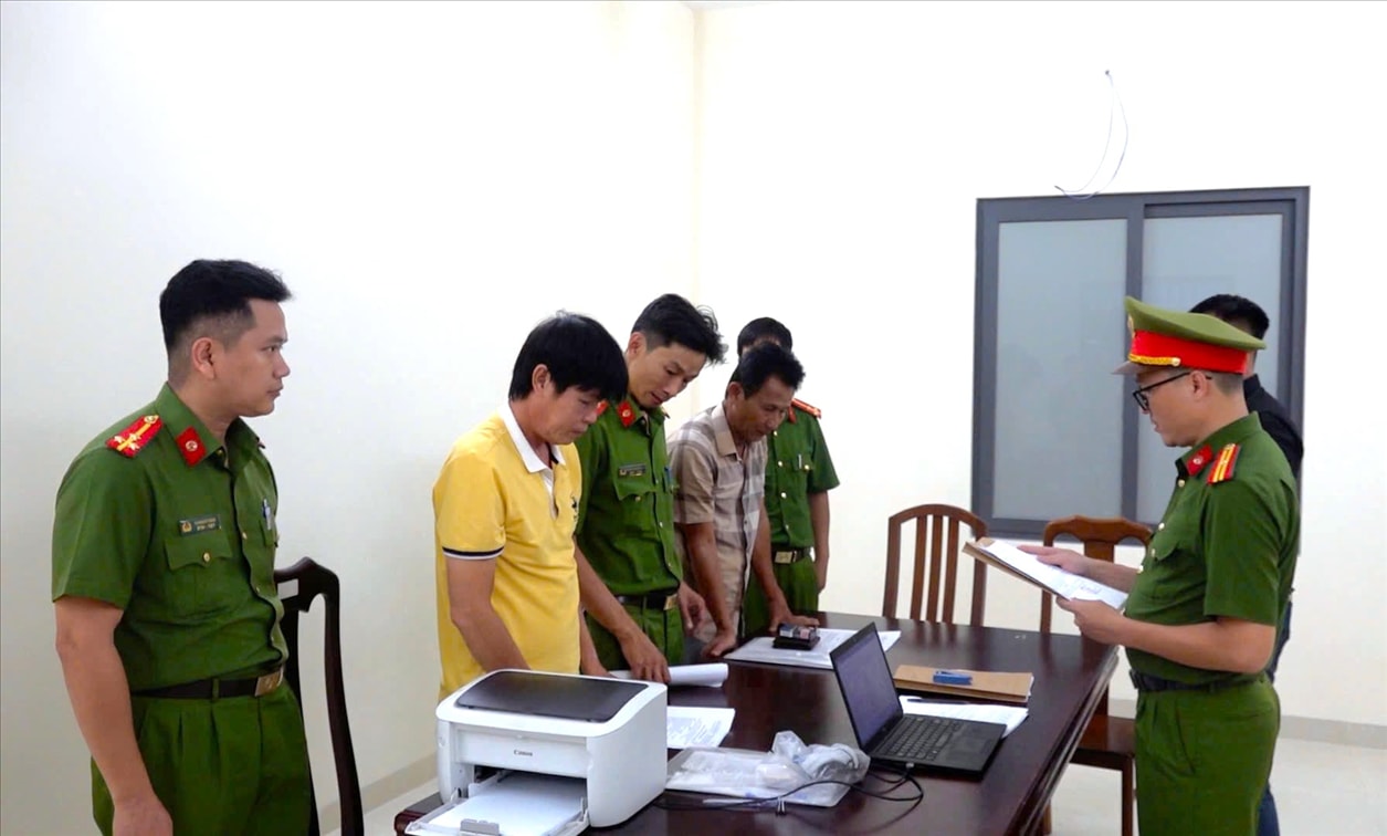 Phòng Cảnh sát kinh tế Công an tỉnh Khánh Hòa thi hành lệnh bắt bị can để tạm giam đối với 2 đối tượng.