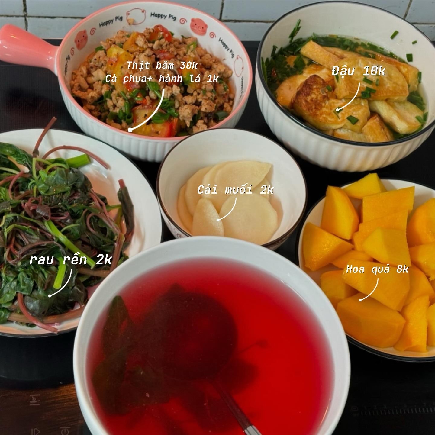 Bữa ăn này có thịt sốt cà chua, đậu tẩm hành, cải muối, rau rền luộc và trán miệng xoài.