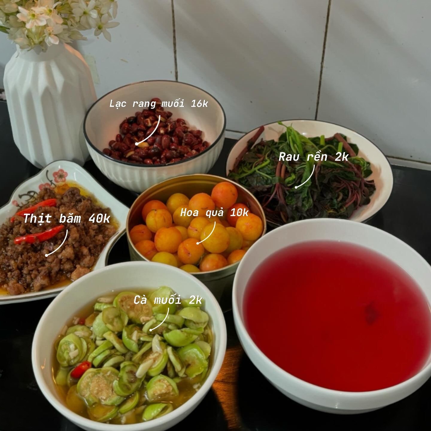 Thực đơn bao gồm các món lạc rang muối, rau dền luộc, cà muối xổi, thịt mắm tép và mận cơm.