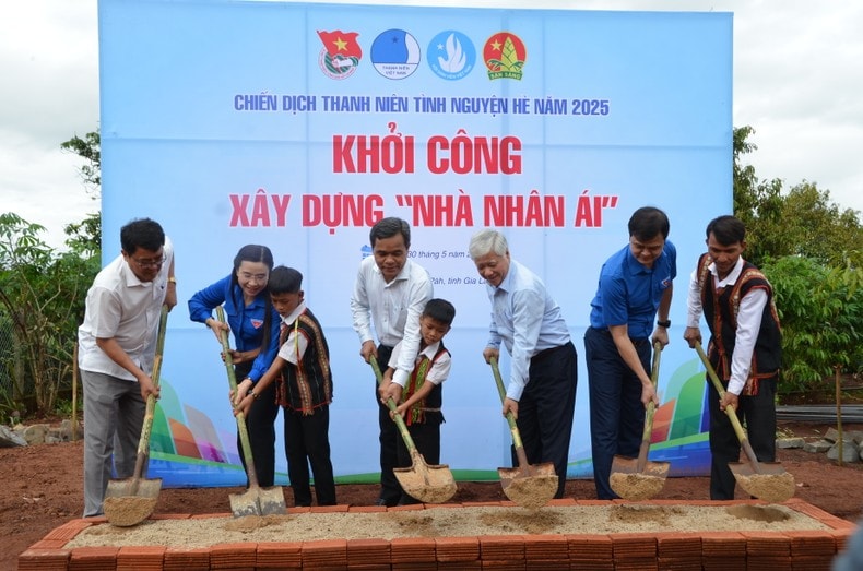Đồng chí Đỗ Văn Chiến thăm, tặng quà tại tỉnh Gia Lai ảnh 1