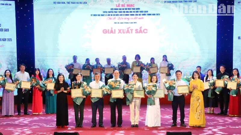Ban Tổ chức Liên hoan trao giải cho các đoàn đạt giải Xuất sắc.