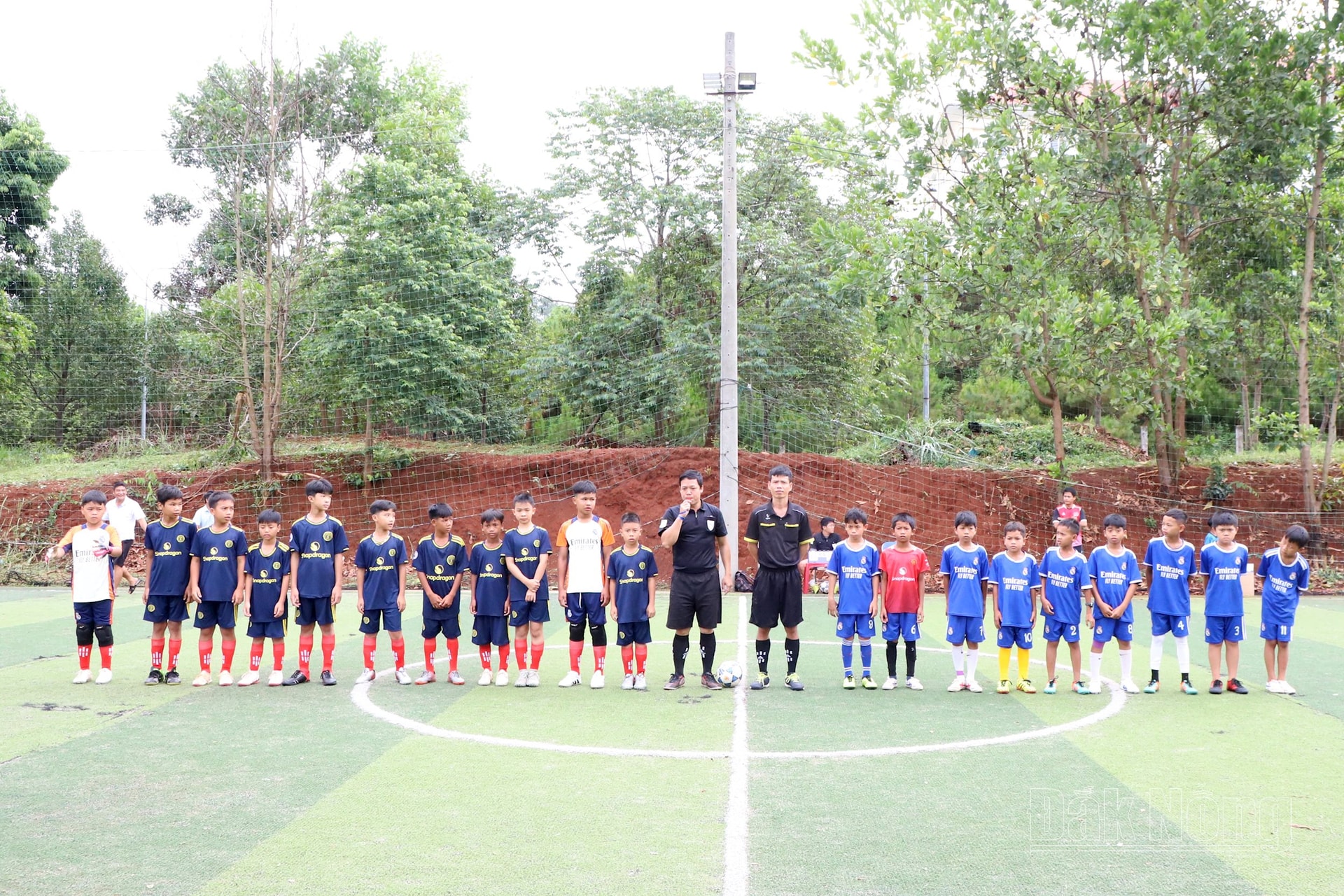 U11 Tuy Đức (trang phục xanh, bên phải) gặp U11 Đắk Glong ở lượt trận cuối cùng vòng loại bảng A