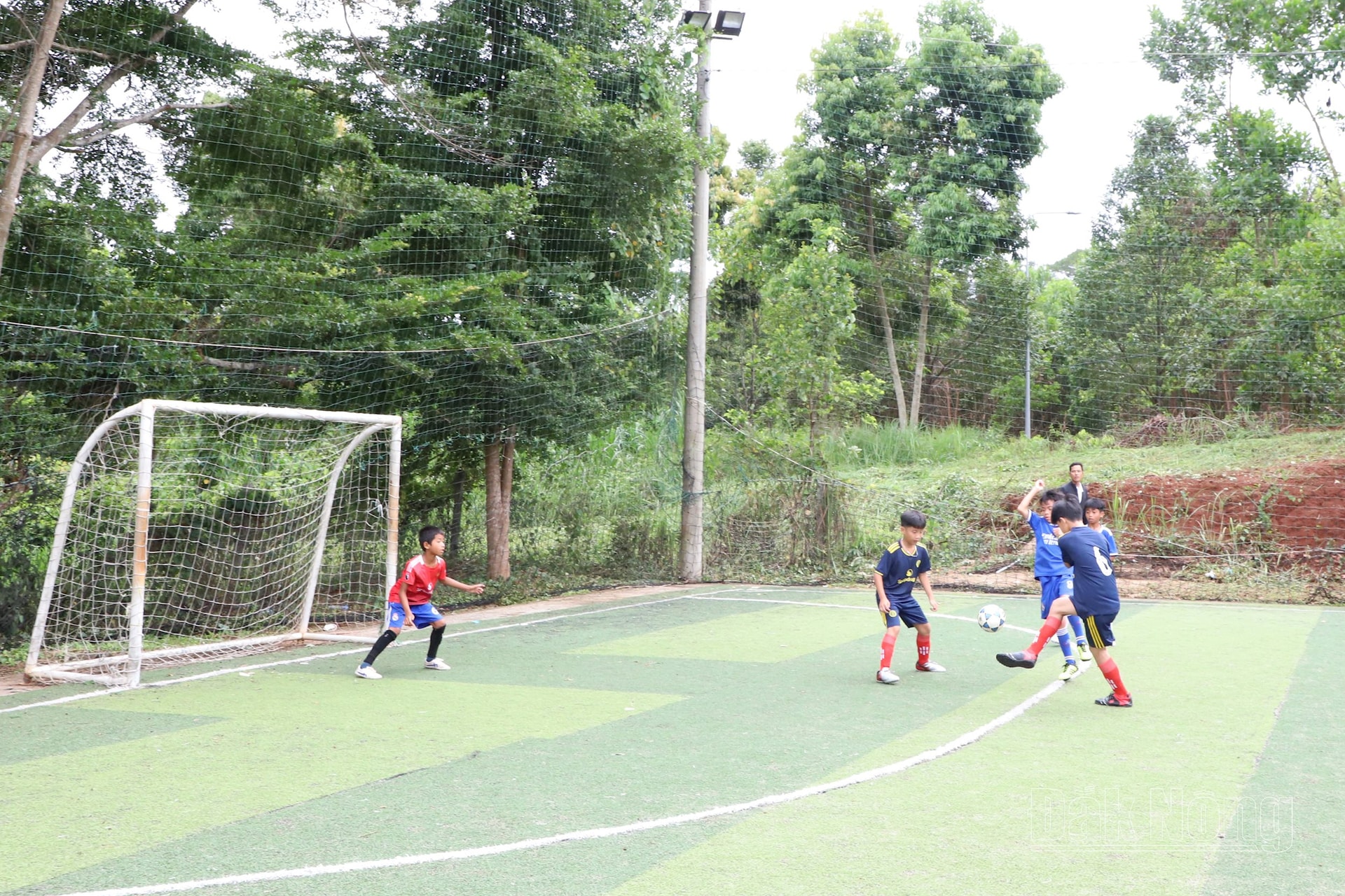 U11 Tuy Đức bảo vệ vững chắc khung thành trong hiệp 1