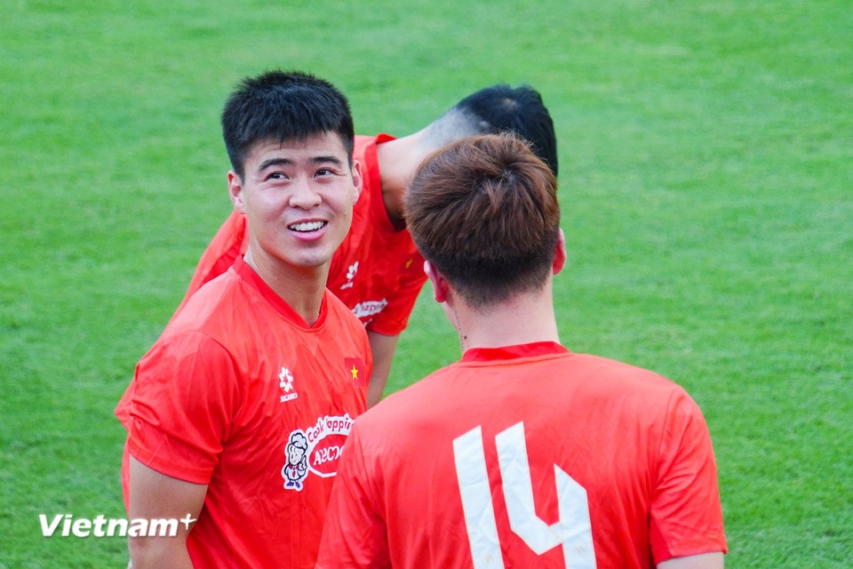 Thủ quân Duy Mạnh - thành viên trong đội hình Các ngôi sao Đông Nam Á vừa giành chiến thắng 1-0 trước Manchester United chia sẻ niềm vui với các đồng đội. (Ảnh: Việt Anh/Vietnam+)