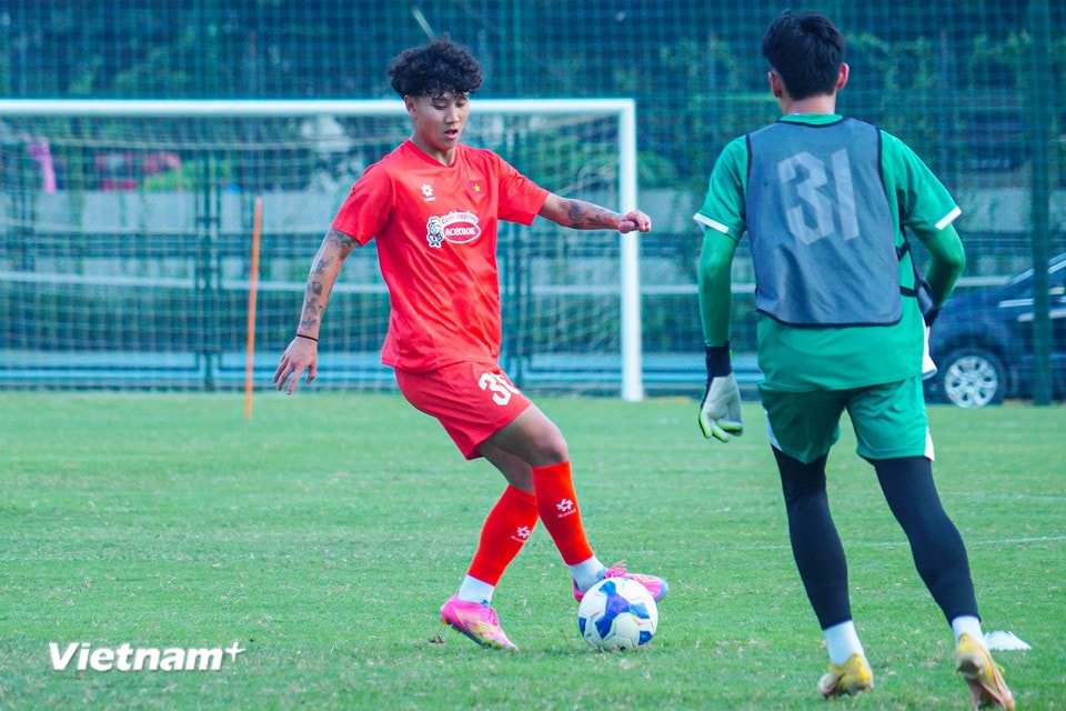 Tiền đạo Việt kiều Bùi Alex (áo đỏ) cũng nỗ lực thể hiện mình trong buổi tập đầu tiên. (Ảnh: Việt Anh/Vietnam+)