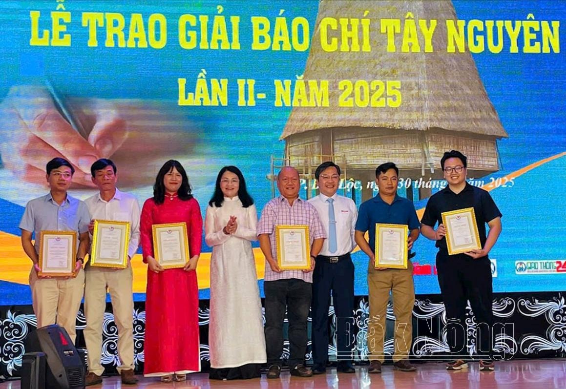 trao-giai-bao-chi(1).jpg