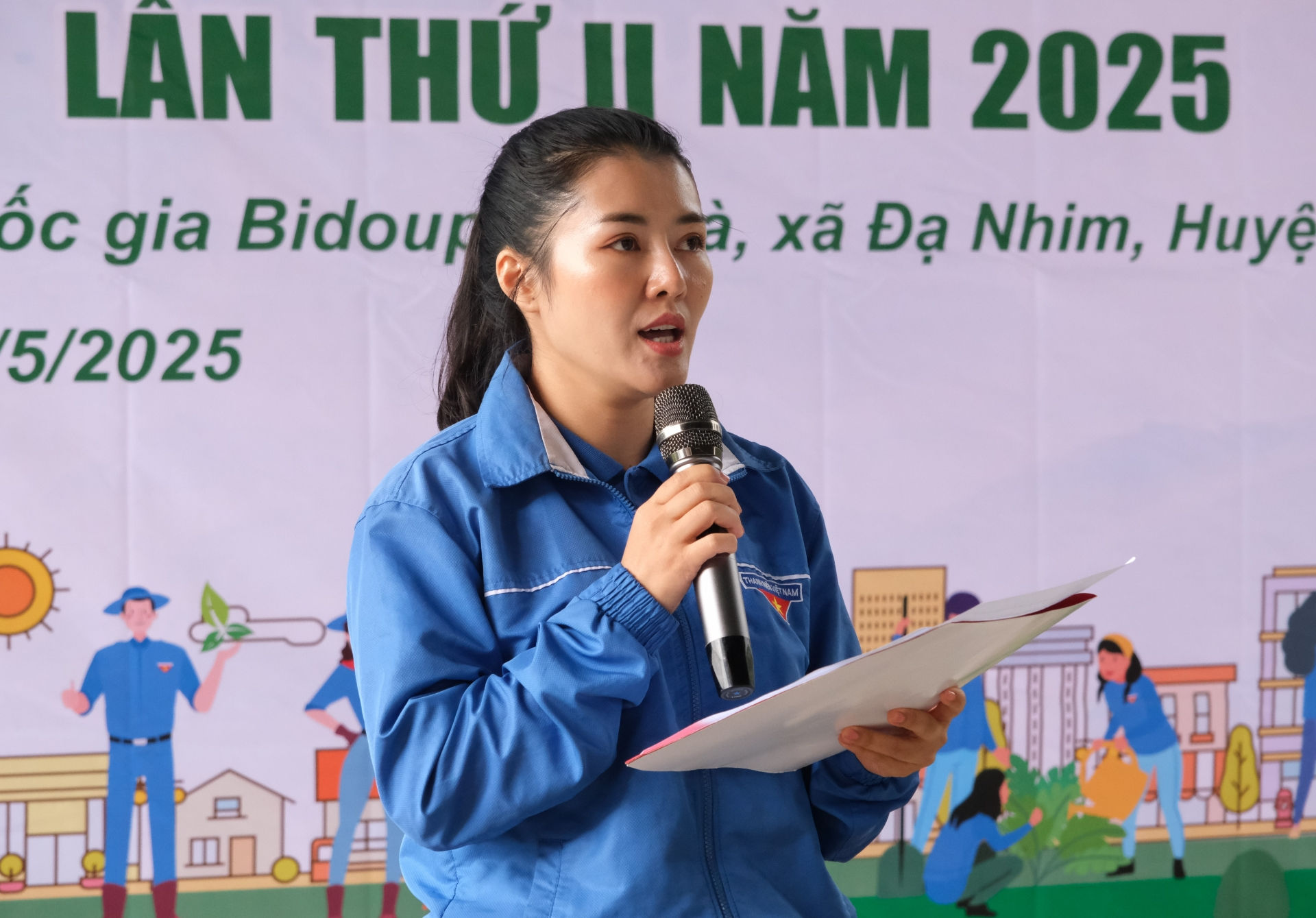Chị Nguyễn Ý Nhi - Bí thư Đoàn Thanh niên UBND tỉnh Lâm Đồng phát biểu phát động Lễ ra quân Chiến dịch Kỳ nghỉ hồng và Ngày Chủ nhật xanh lần thứ II năm 2025.