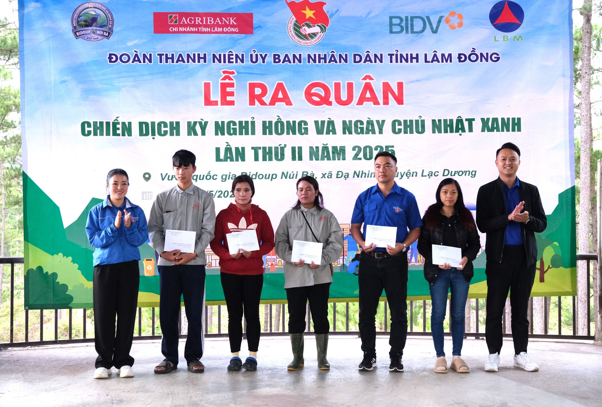 Tặng học bổng cho con em thanh niên công nhân có hoàn cảnh khó khăn