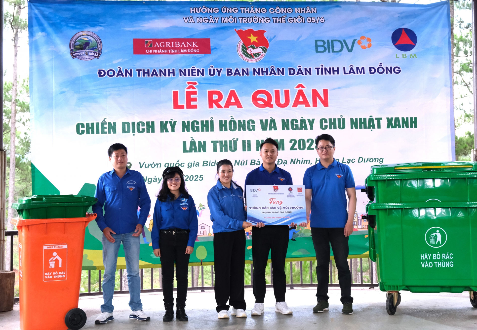 Đoàn Thanh niên UBND tỉnh trân trọng trao tặng 02 thùng rác thải cỡ lớn trị giá 10tr đồng cho huyện Đoàn Lạc Dương và 02 thùng rác cỡ nhỏ cho Vườn quốc gia Bidoup Núi Bà trị giá 4tr đồng