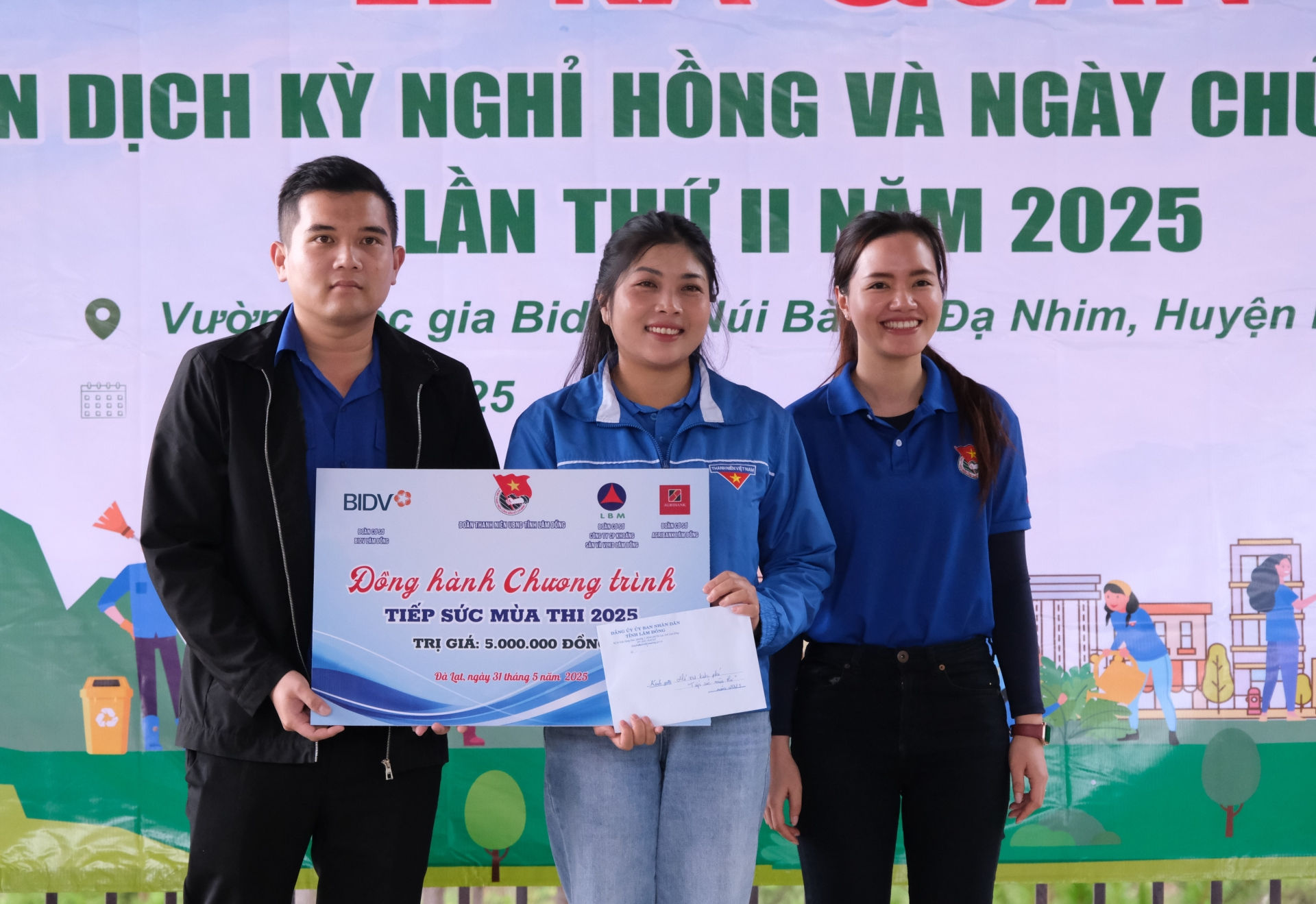 Đoàn Thanh niên Ủy ban Nhân dân tỉnh và Đoàn thanh niên Agribank Lâm Đồng rất tự hào được đồng hành cùng Thành đoàn Đà Lạt trong chương trình “Tiếp sức mùa thi”