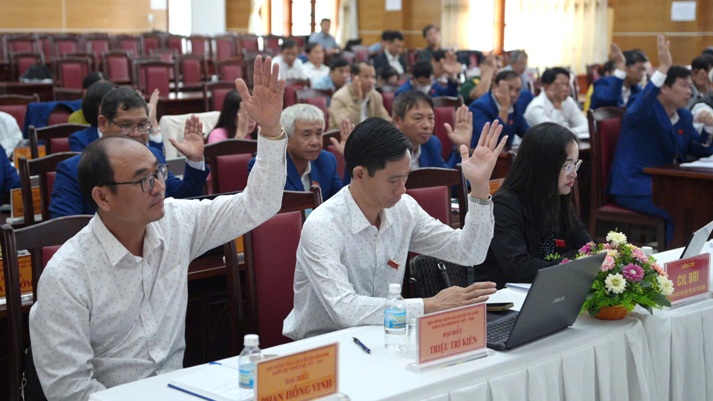 Các đại biểu HĐND huyện Di Linh biểu quyết thông qua Nghị quyết