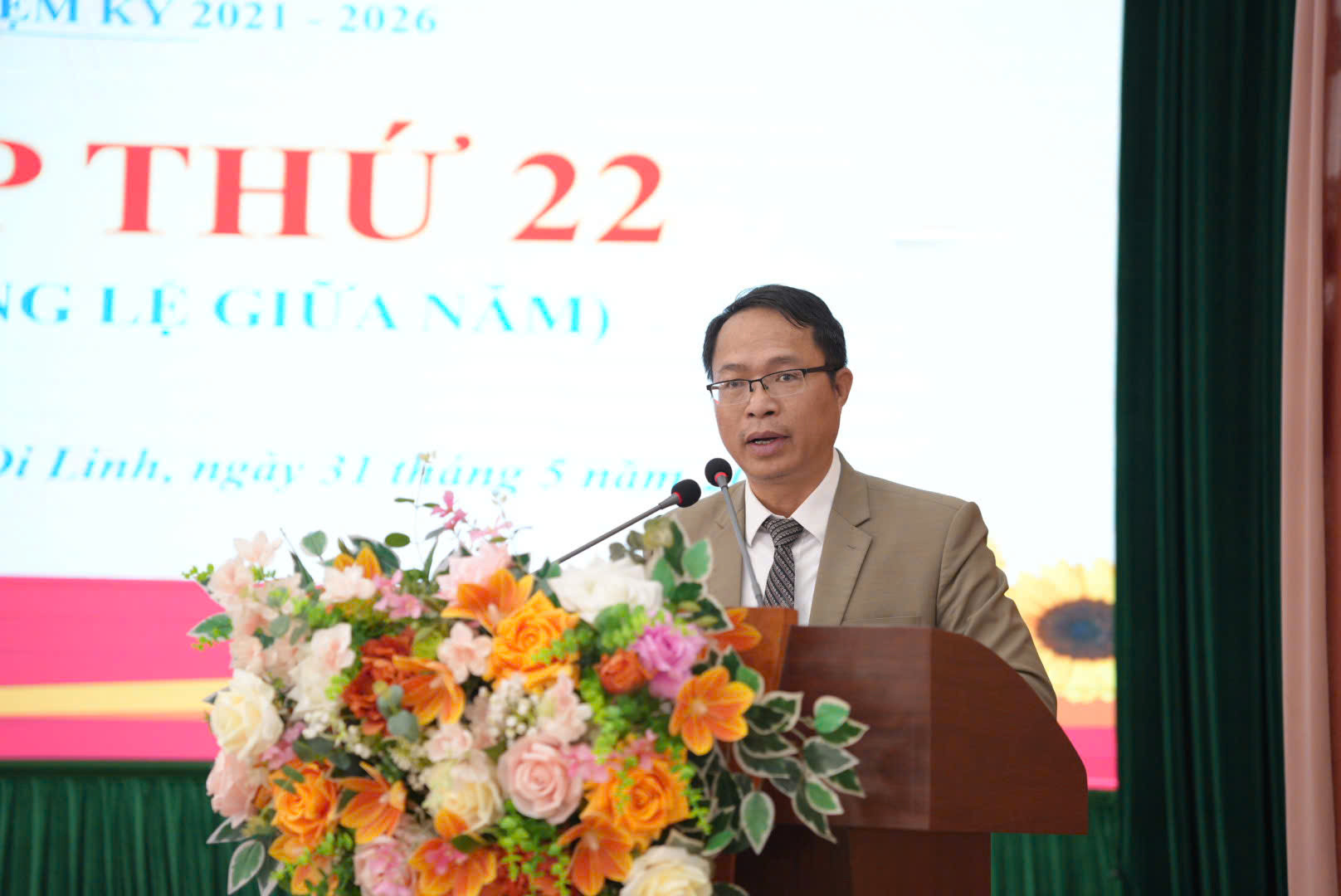 Đồng chí Vũ Đức Nhuần - Phó Chủ tịch UBND huyện trình bày báo cáo tình hình phát triển kinh tế - xã hội 5 tháng đầu năm 205 của huyện Di Linh