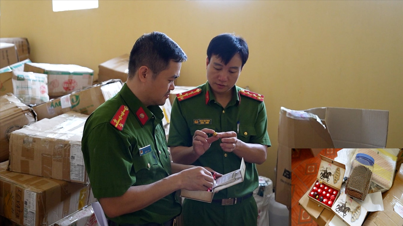 Cán bộ Phòng Cảnh sát kinh tế Công an tỉnh Yên Bái kiểm tra số hàng hóa bị thu giữ.