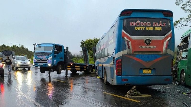 Hai xe khách giường nằm va chạm trên đường Hồ Chí Minh khiến 3 người bị thương ảnh 2