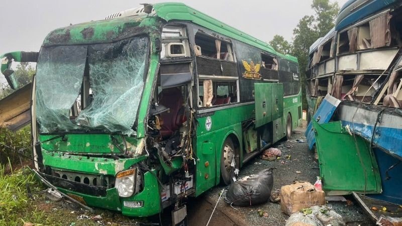 Hiện trường vụ tai nạn, cả hai xe bị hư hỏng nặng.