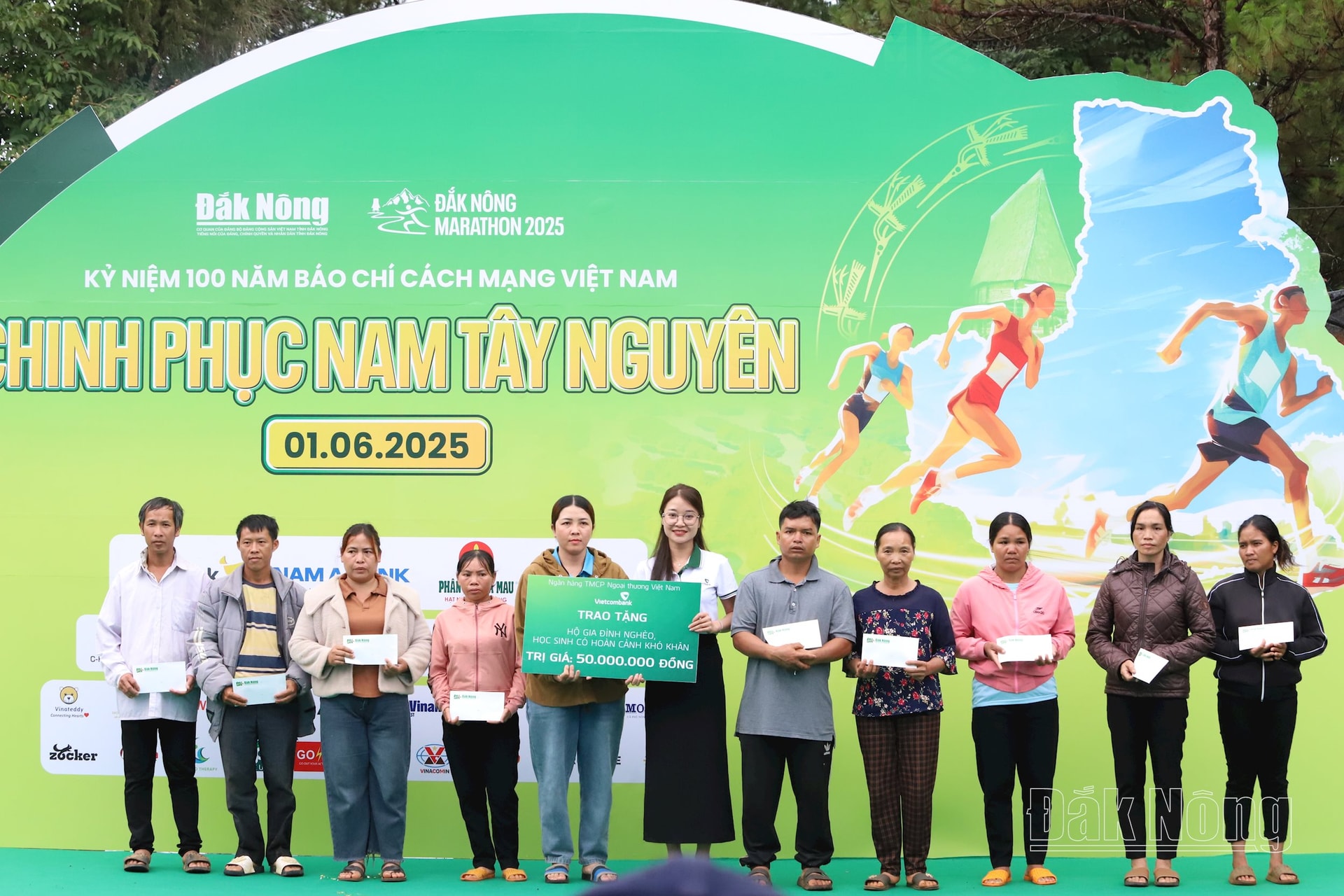Ngân hàng Vietcombank Chi nhánh Đắk Nông trao 50 suất học bổng với tổng trị giá 50 triệu đồng cho học sinh nghèo tại TP. Gia Nghĩa