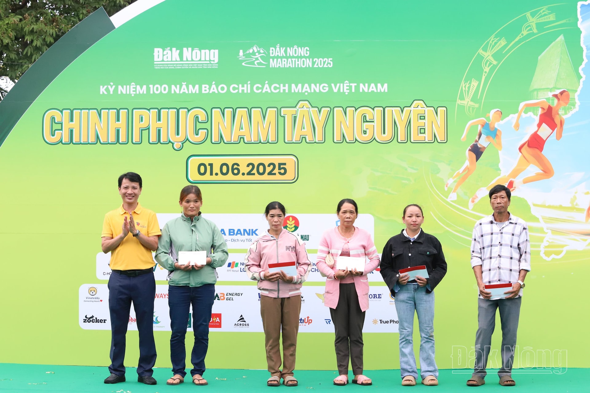 Viettel Chi nhánh Đắk Nông tặng 5 suất quà trị giá 5 triệu đồng cho các gia đình có hoàn cảnh khó khăn