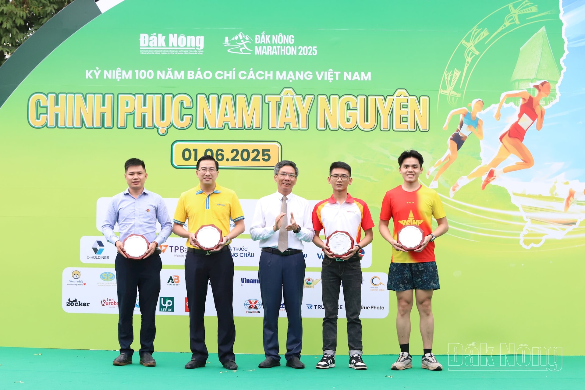 Trưởng Ban Tổ chức Đắk Nông Marathon 2025, Tổng Biên tập Báo Đắk Nông Vũ Ngọc Tú tặng quà tri ân các đơn vị tài trợ