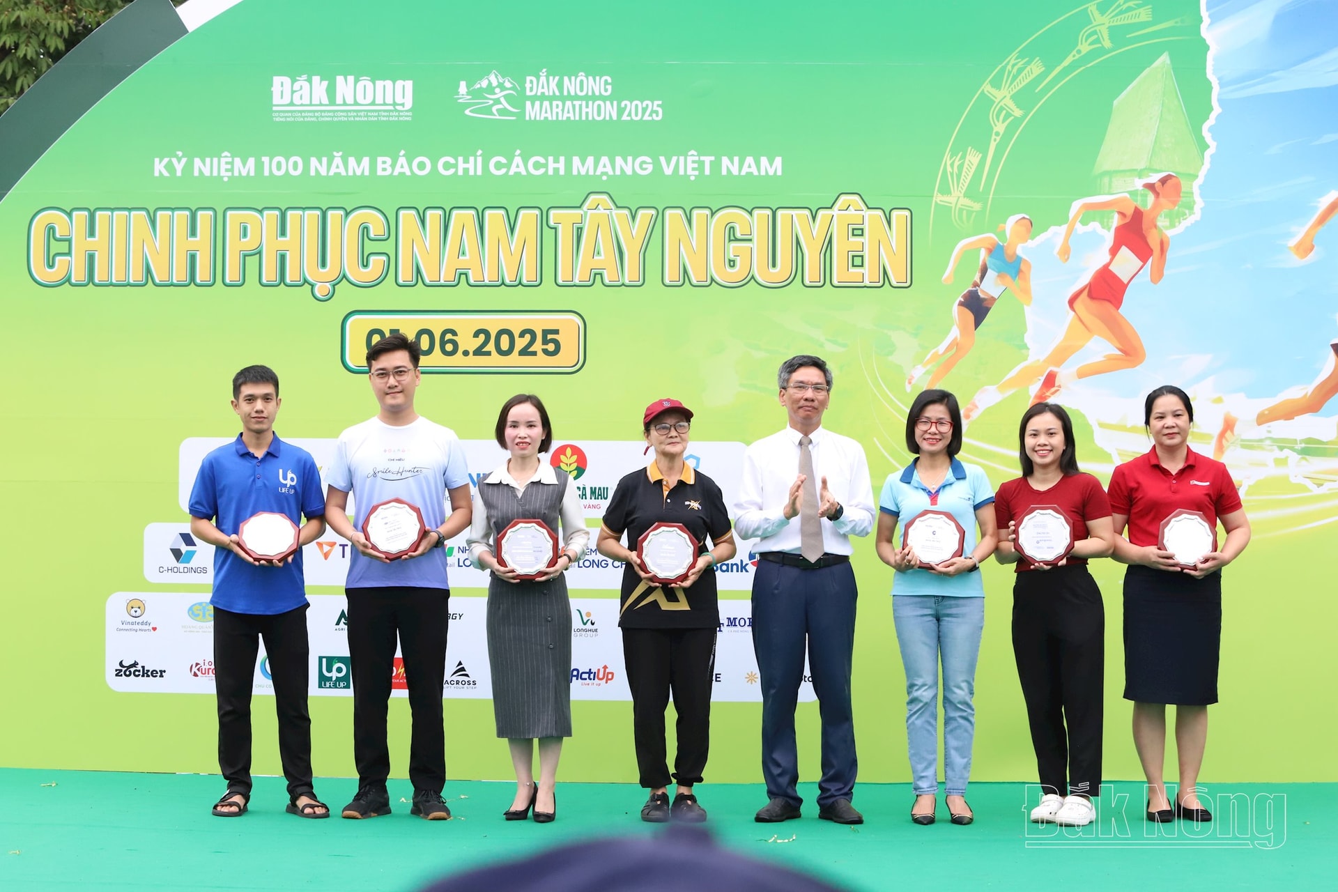 Trưởng Ban Tổ chức Đắk Nông Marathon 2025, Tổng Biên tập Báo Đắk Nông Vũ Ngọc Tú tặng quà tri ân các đơn vị tài trợ