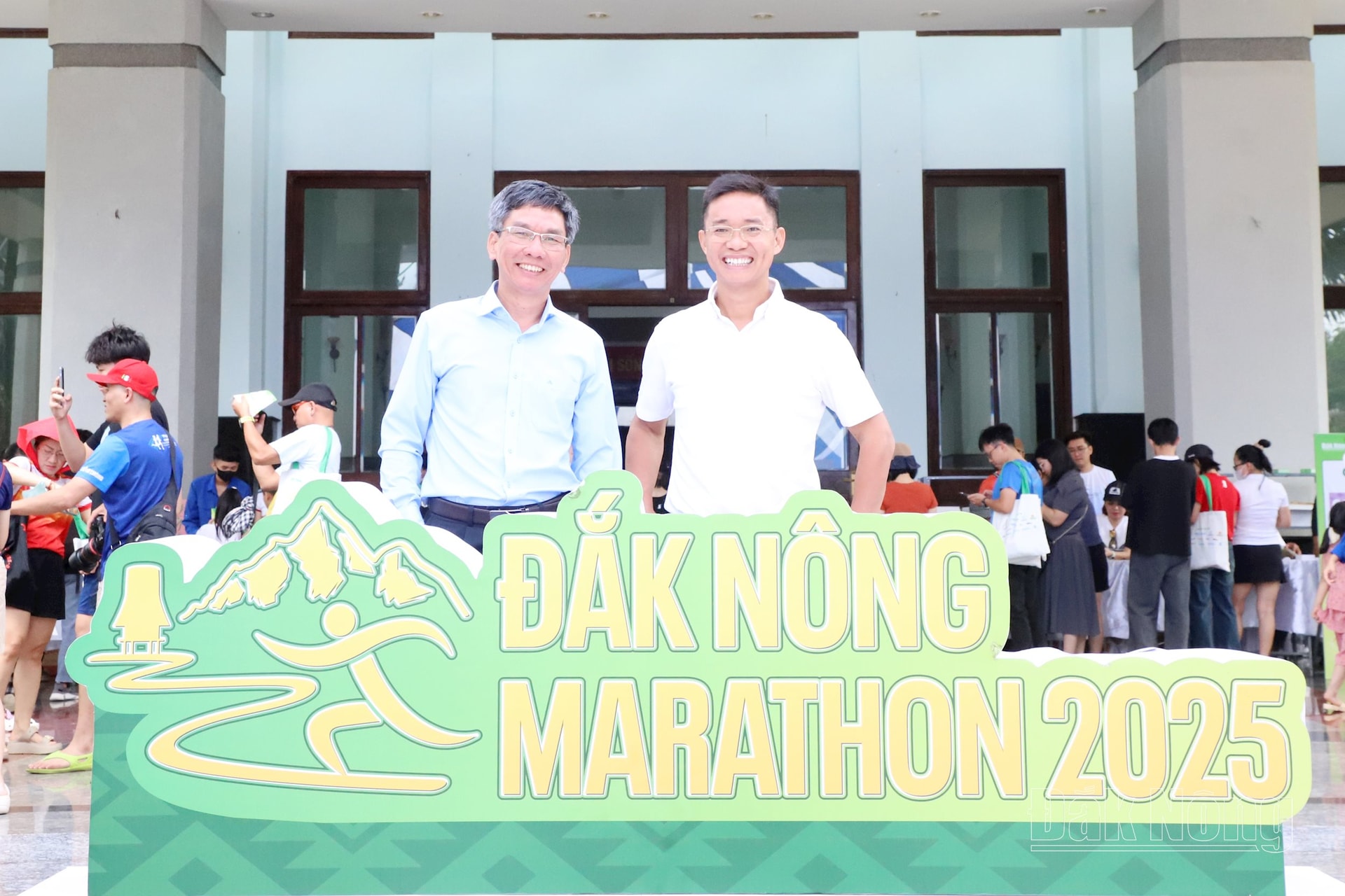 TBT Báo Đắk Nông, Trưởng Ban tổ chức Đắk Nông Marathon 2025 chụp hình lưu niệm cùng các vận động viên