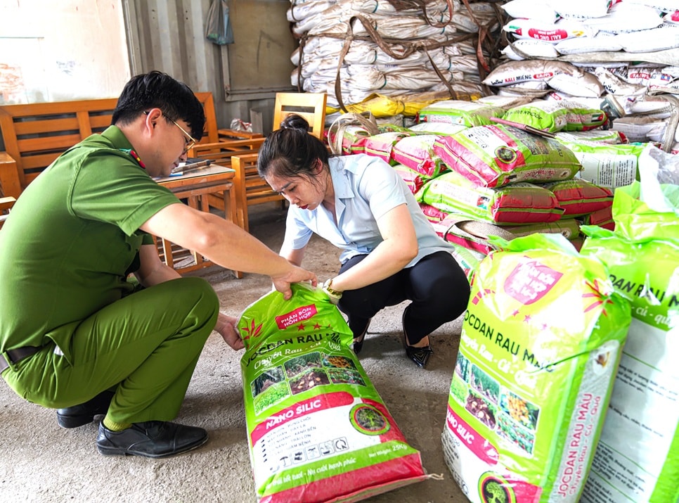 Cơ quan chức năng lấy mẫu phân bón của Chi nhánh Minh Bảo An Hòa Bình.