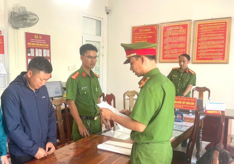 Cơ quan Công an tống đạt quyết định và lệnh đối với Mai Văn Tỉnh.