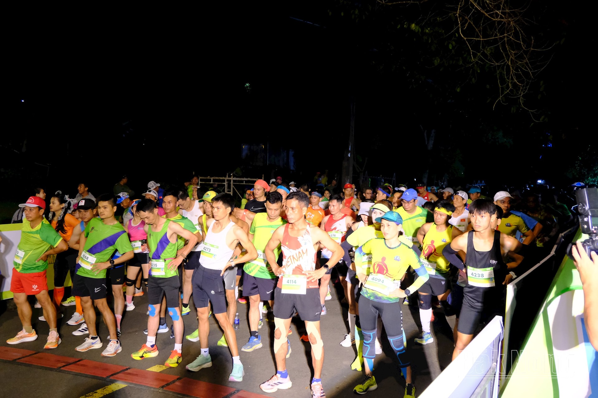 Các runner khởi động trước khi bắt đầu bước vào đường đua