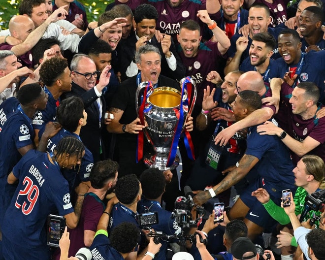 Enrique ăn mừng cùng các cầu thủ PSG. psg-vo-dich-champions-league-0106-3.jpg